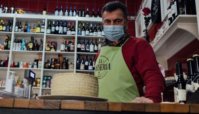 La Quesería, donde los quesos de Cádiz y los vinos de Jerez se encuentran: "El próximo vino de moda va a ser el fino". En la imagen, Juan Manuel Vega.