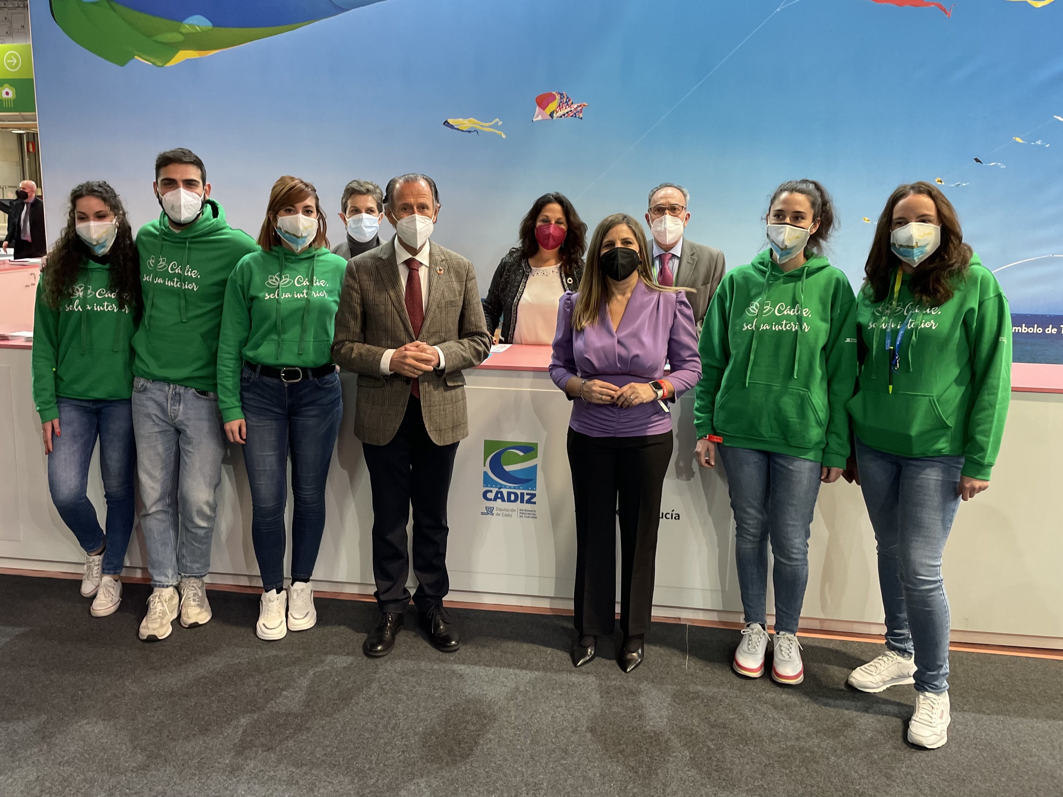 Irene García y José María Román con personal del estand de la provincia de Cádiz en Fitur 2022. Irene García y José María Román con personal del estand de la provincia de Cádiz en Fitur 2022.