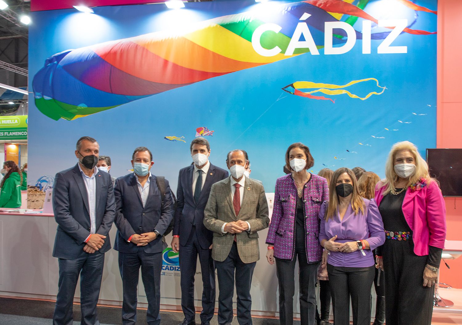 La ministra de Turismo, Reyes Maroto, con Irene García y José María Román en el stand de la provincia de Cádiz.