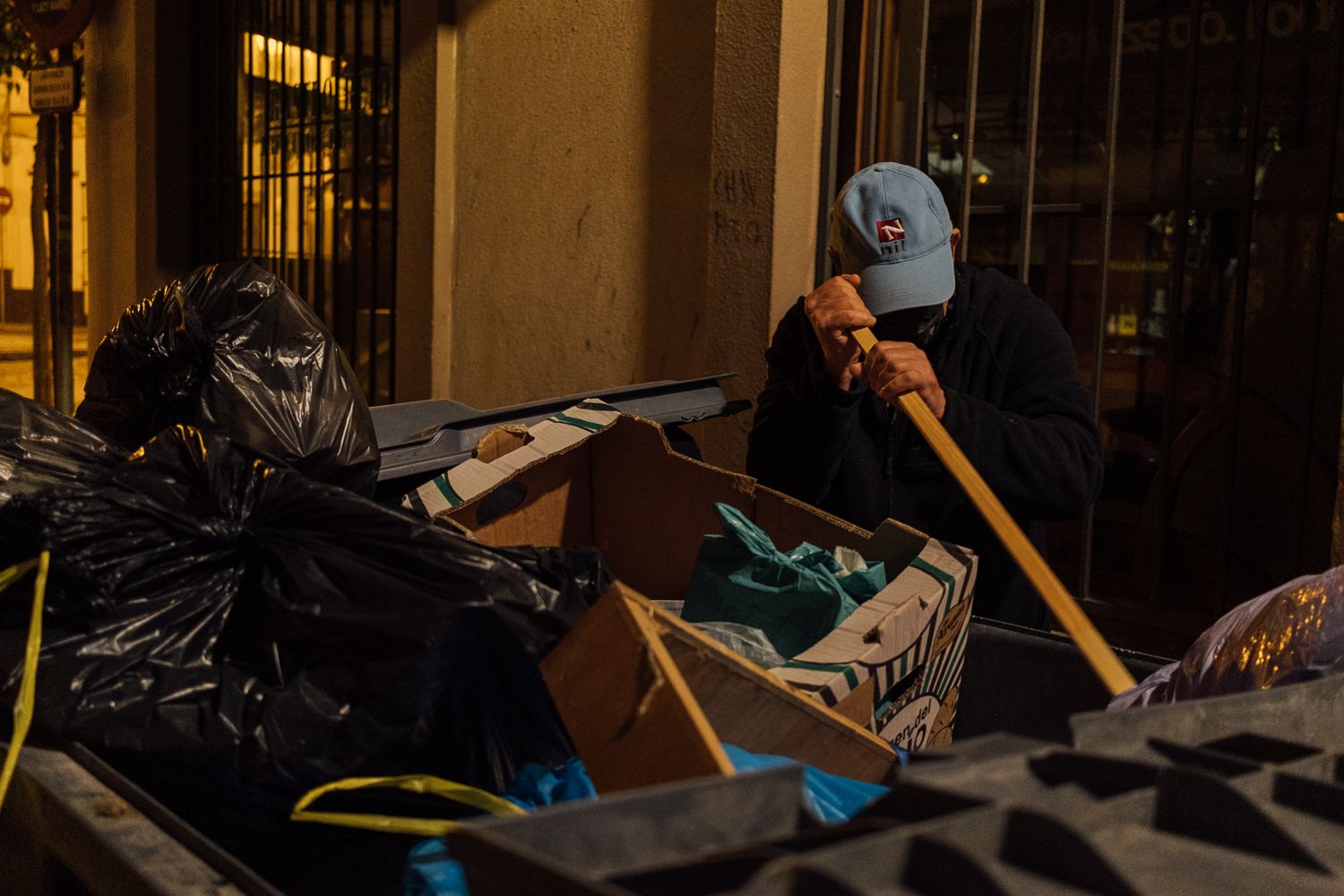 Cáritas dedica su campaña de Navidad "a las personas que sufren la guerra y la exclusión social". Una persona buscado entre la basura.