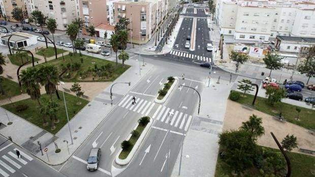 Vista aérea de coches circulando por Cádiz.