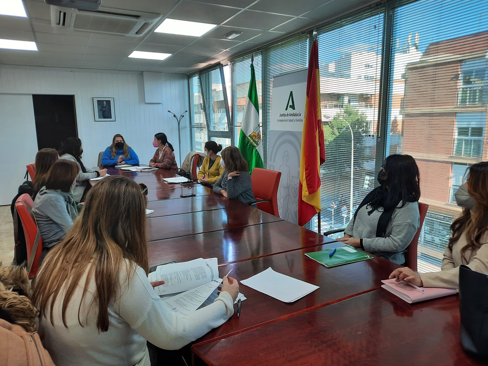 Reunión de las asociaciones de la provincia de Cádiz con Isabel Paredes sobre las ayudas a proyectos para mujeres embarazadas y madres sin recursos con hijos de cero a tres años.