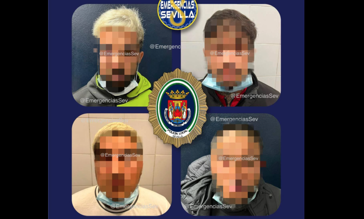 Los cuatro detenidos por la Policía Local de Sevilla.