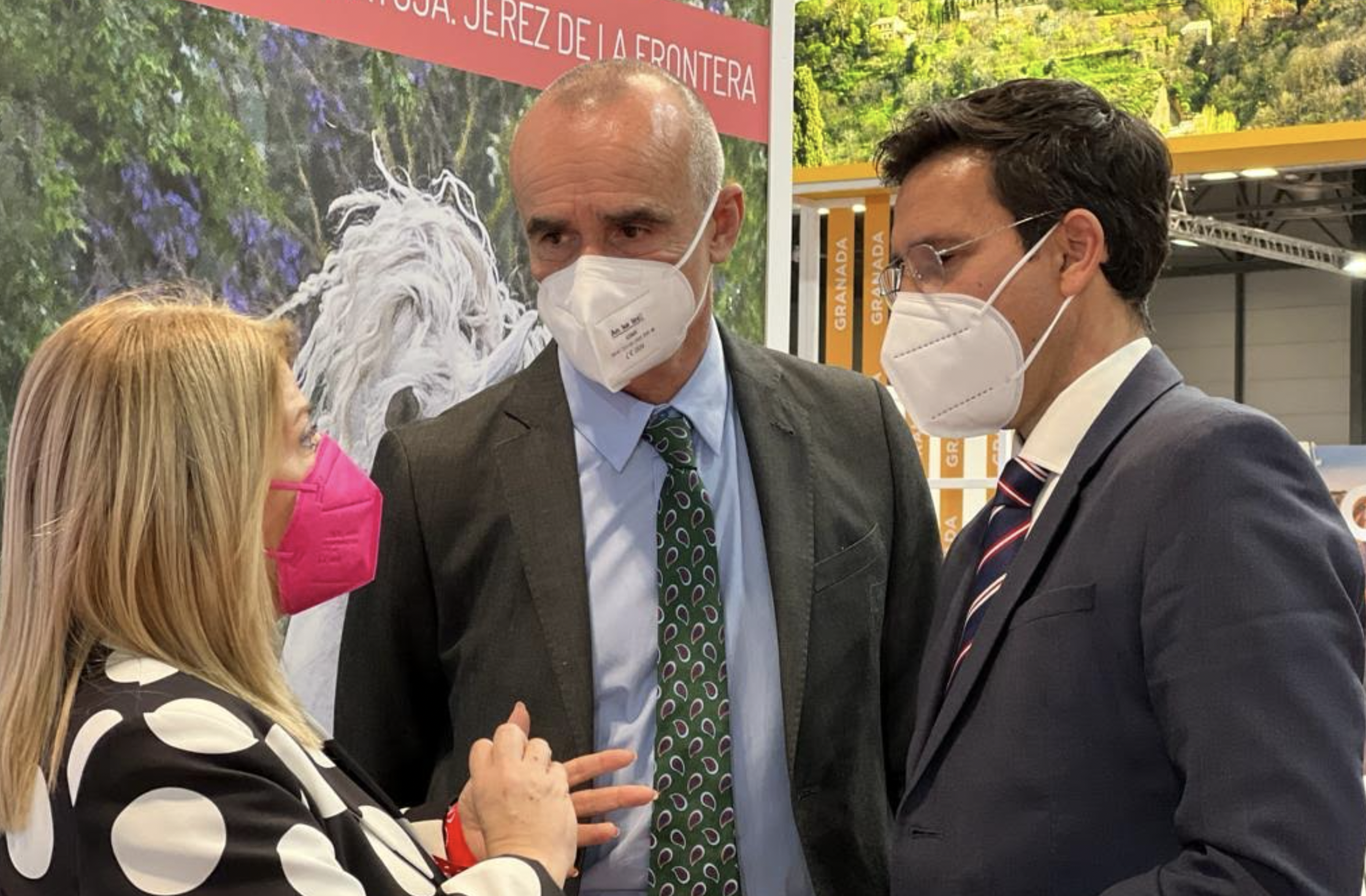 En la imagen, la alcaldesa de Jerez, Mamen Sánchez, conversa con Antonio Muñoz y Francisco Cuenca, alcaldes de Sevilla y Granada, respectivamente.