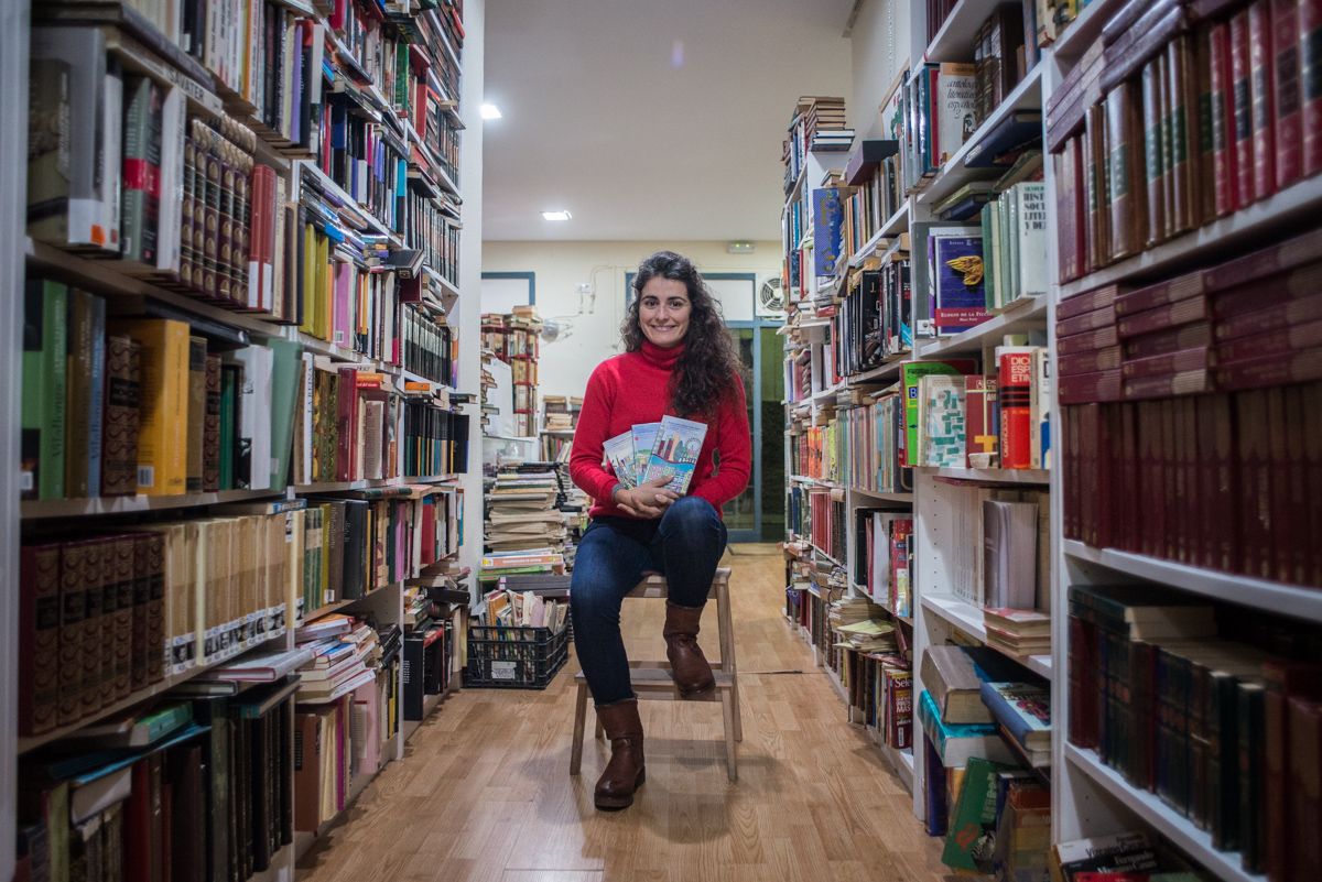 Julia Sánchez Rodríguez, con "¿Te has venido para Alemania, Pepe?" en la librería La Luna Vieja. FOTO: MANU GARCÍA.