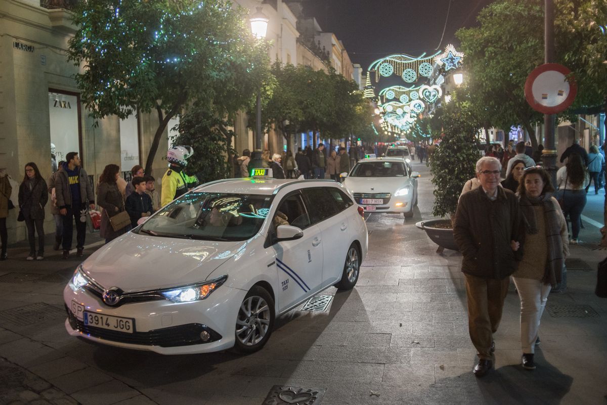Una caravana de taxis recorriendo el centro de Jerez para los mayores en las pasadas Navidades. FOTO: MANU GARCÍA. 