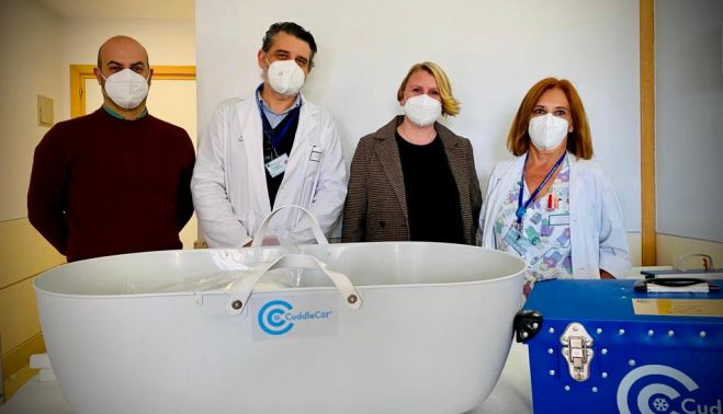 Manuel y Natalie, junto a personal médico y la 'cuddle cot'