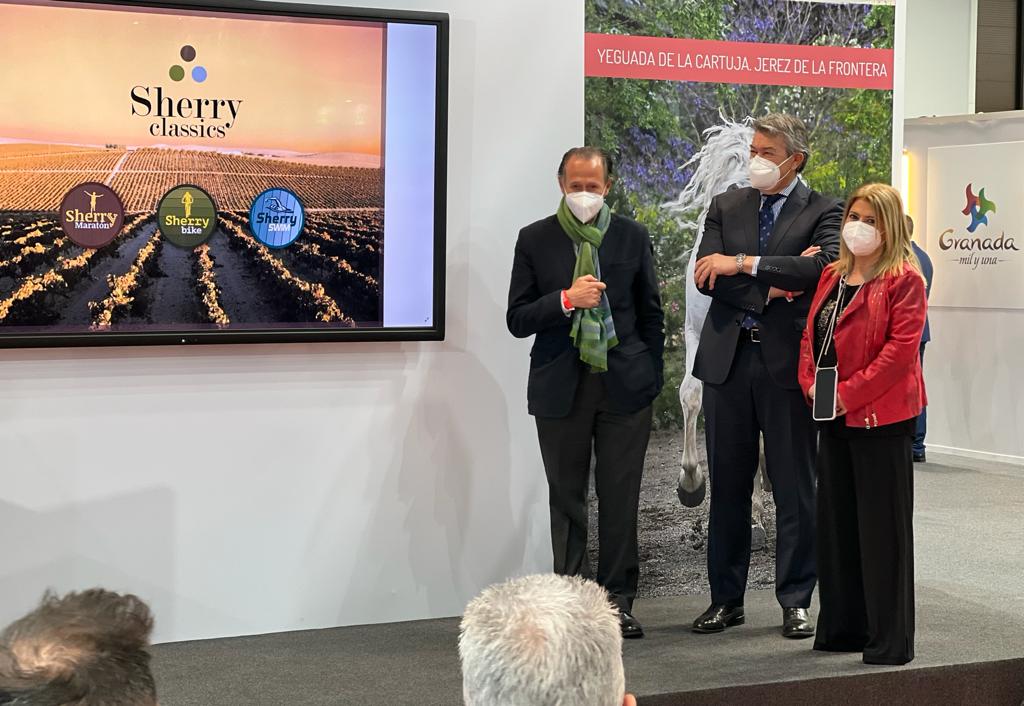 Román, Saldaña y Sánchez, en Fitur 2022, presentando las Sherry Classics 2022, pruebas deportivas entre viñedos del Marco de Jerez.