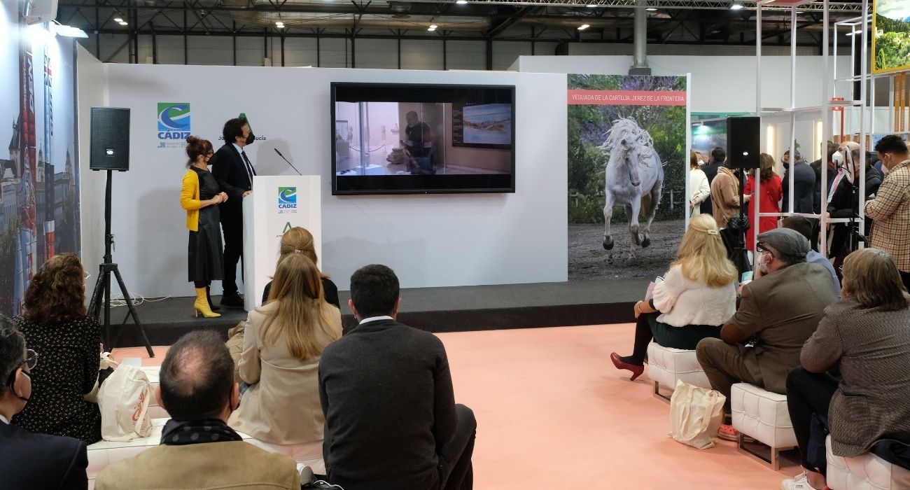 José María González, y la concejala de Turismo, Montemayor Mures, en la presentación del proyecto de realidad inversiva de Cádiz.