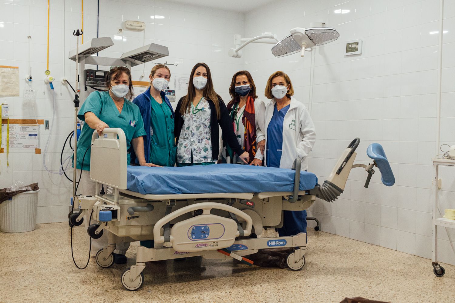 Ana, Julia, Noelia, Carmen y Lola, matronas en el paritorio del hospital Puerta del Mar de Cádiz.