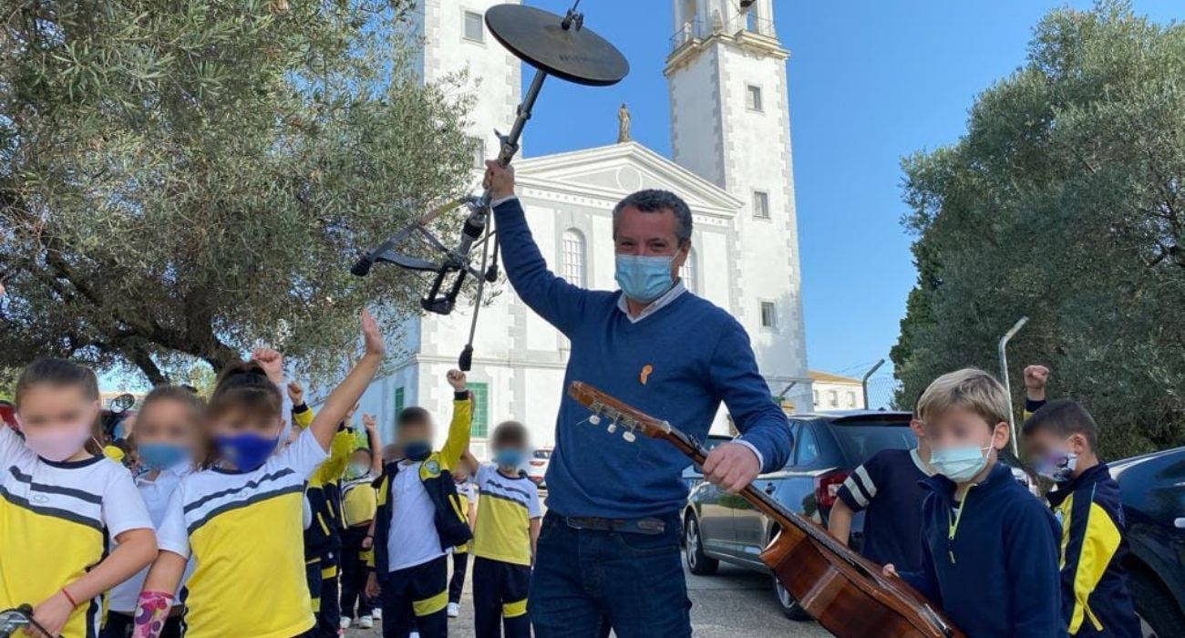 Juan, junto a sus alumnos, compartiendo el entusiasmo por la música.