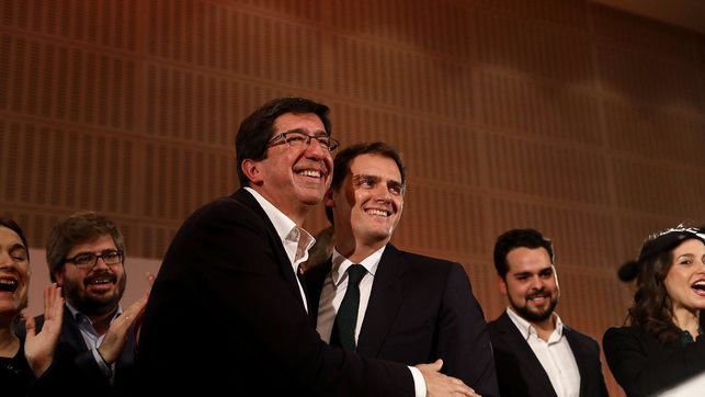 Juan Marín y Albert Rivera celebran los 21 escaños en el Parlamento de Andalucía. FOTO: ELDIARIO.ES. Juan Marín y Albert Rivera celebran los 21 escaños en el Parlamento de Andalucía. FOTO: ELDIARIO.ES.