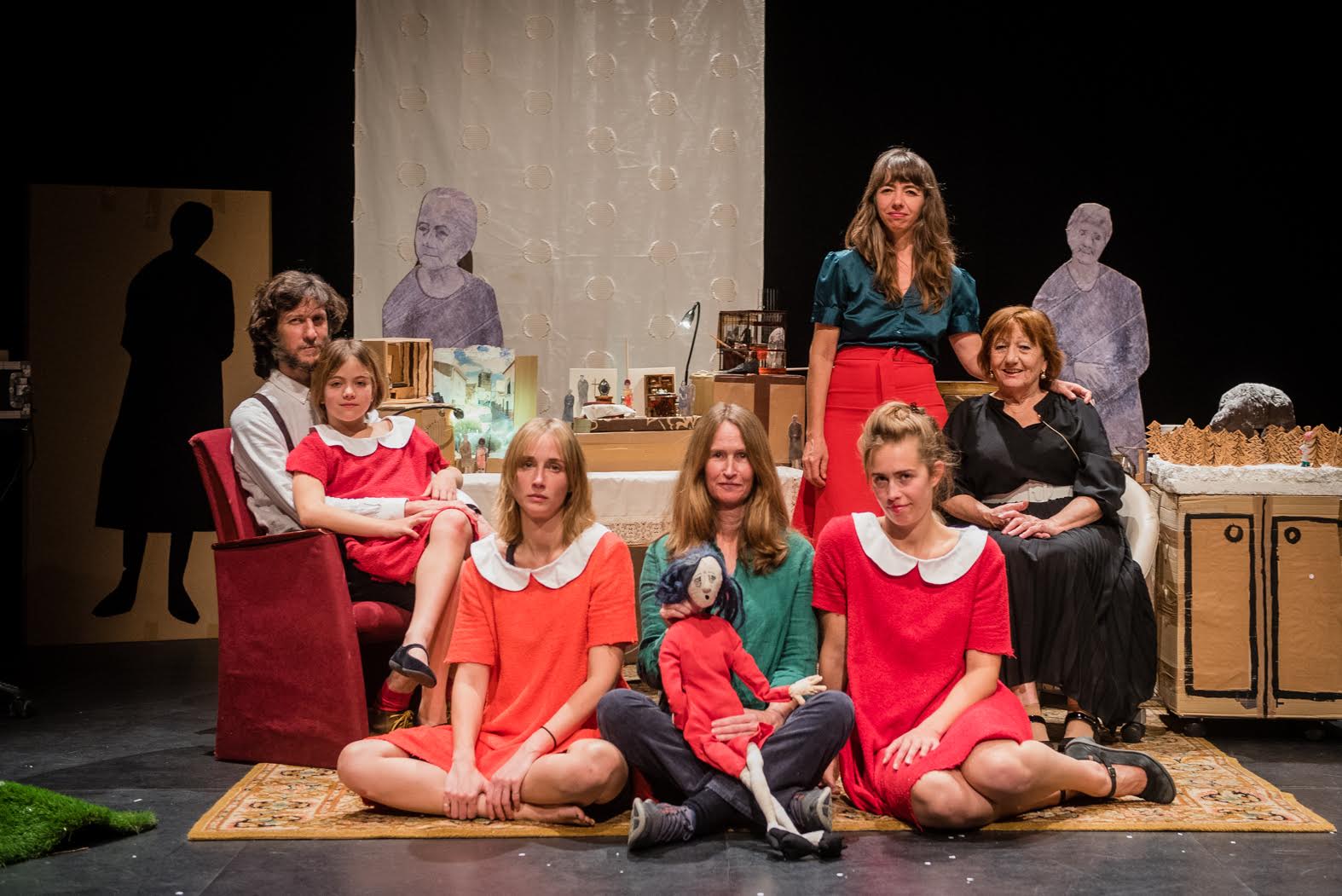 De izquierda a derecha: Jordi, su hija Daniela, Ingrid, Anna, Greta, Rocío y su madre Lola.