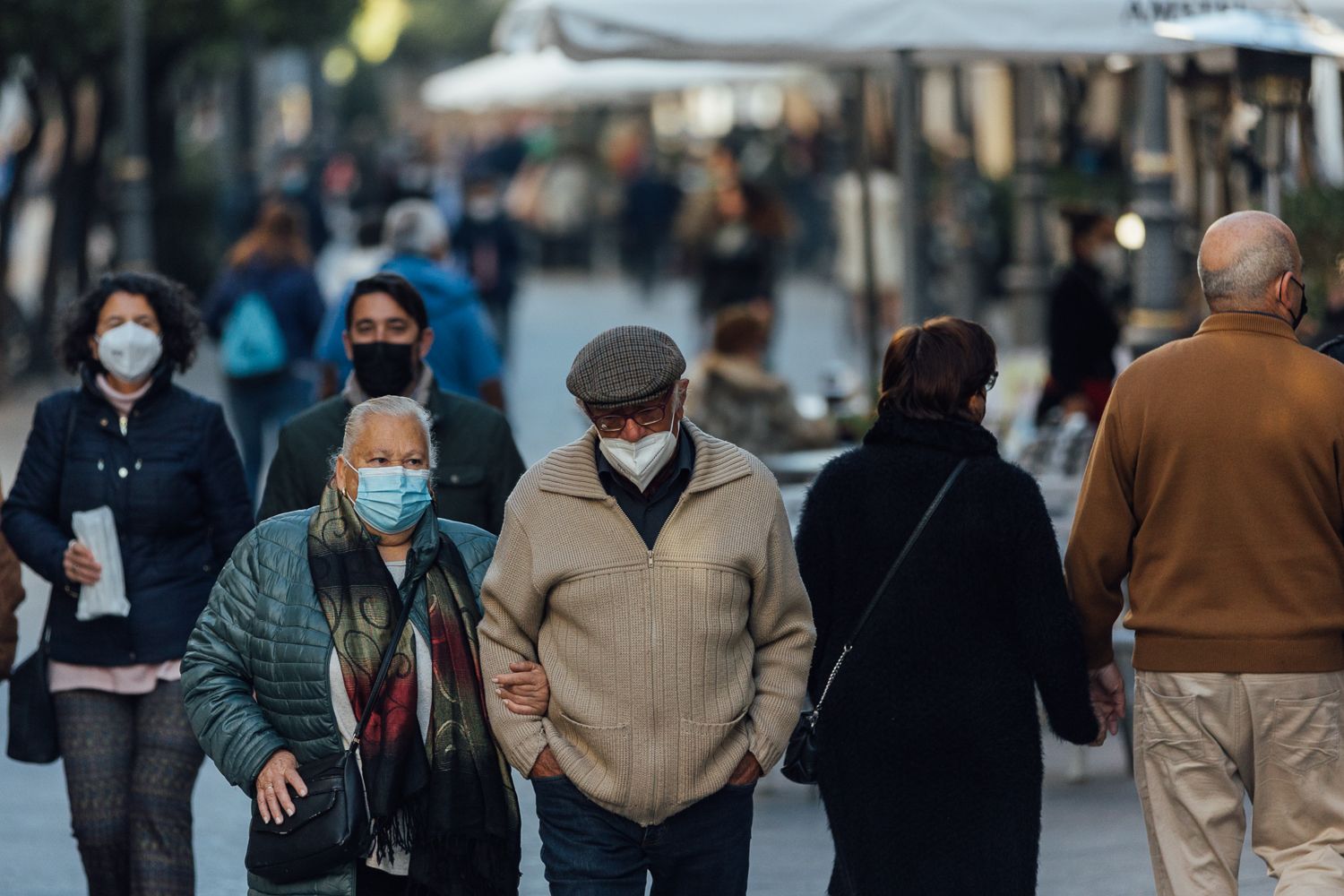 Temperaturas de hasta 6 grados bajo cero en Andalucía. En la imagen, personas paseando en una céntrica calle de Jerez.