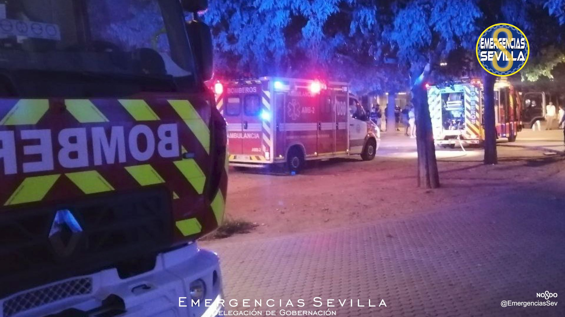 Intervención de Bomberos y Policía en el incendio de esta madrugada en Amata, en Sevilla.