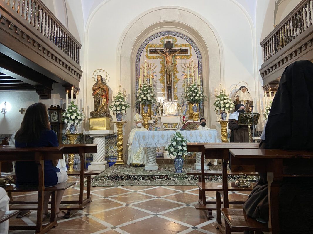 Capilla del convento de las Hermanas de la Cruz de Jerez durante una celebración pasada presidida por el obispo.