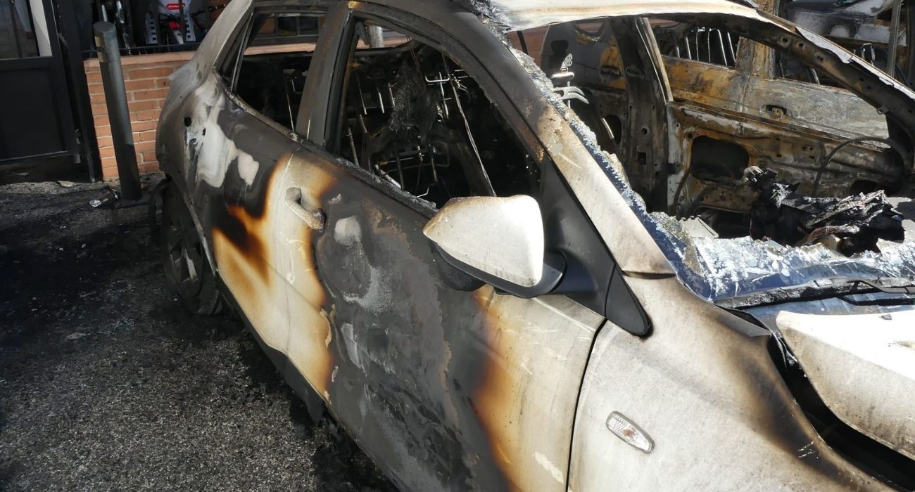 Imagen de uno de los coches incendiados en Sevilla.