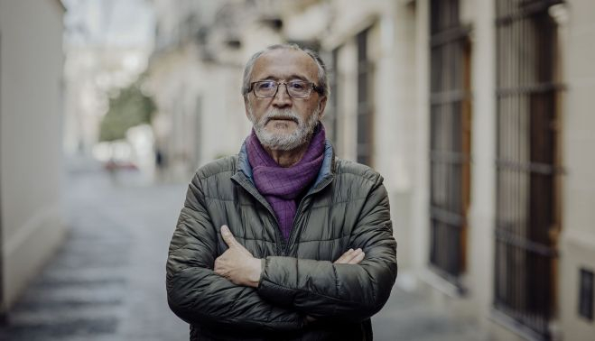 José Luis Erdozain posando para esta entrevista con su particular gesto serio.