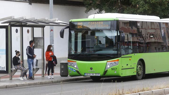 Siete heridos leves en un accidente entre un autobús y un turismo en Córdoba