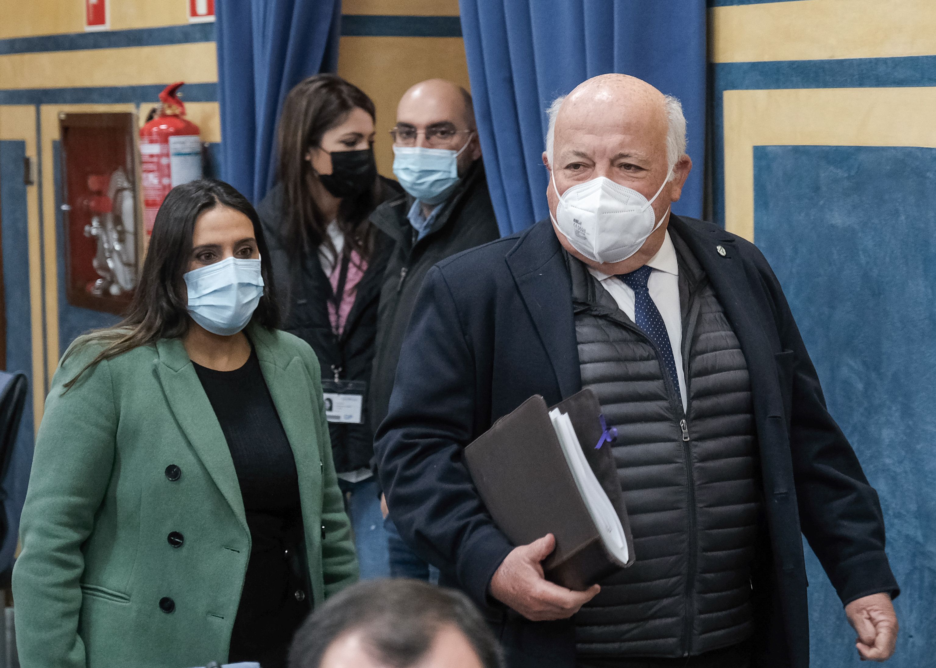 Jesús Aguirre entrando en la Comisión de Salud sobre el SAS