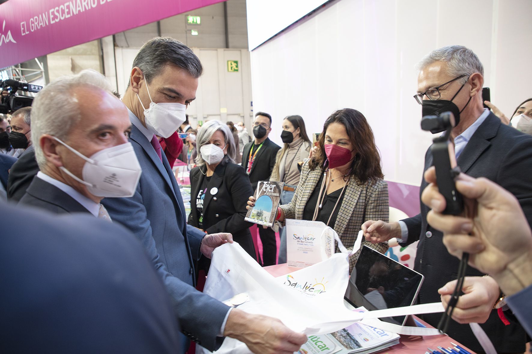 Pedro Sanchez con el mandil alusivo a Sanlúcar como capital gastronómica, otro de los atractivos del estand de Cádiz en Fitur
