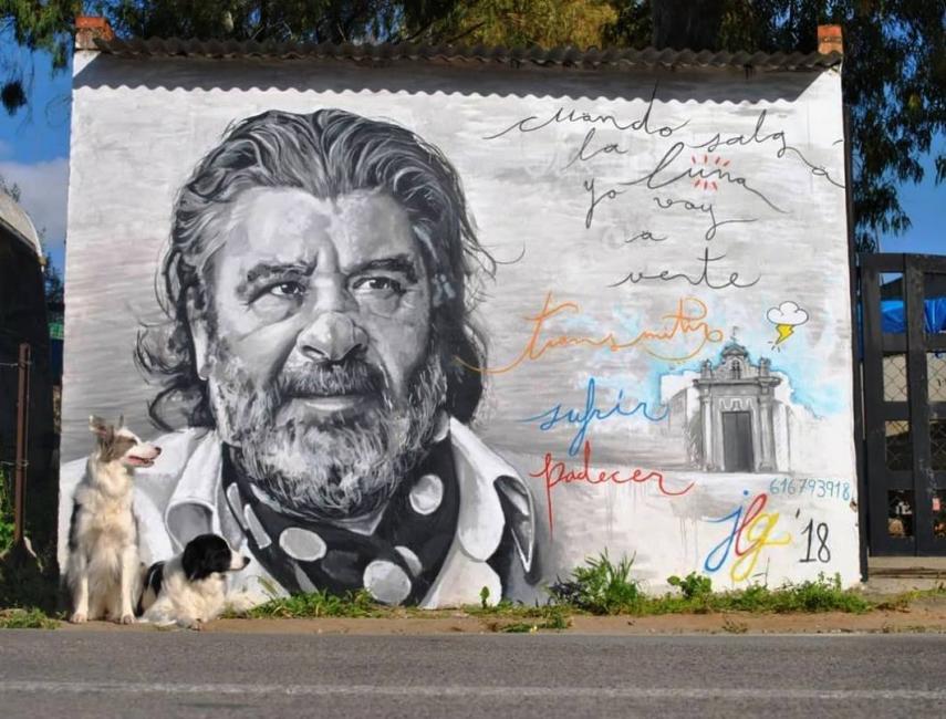 Mural reciente de El Torta, creado por Jesús Lora Gallego, en una vivienda de El Puerto, con sus perros Tango y Tana.