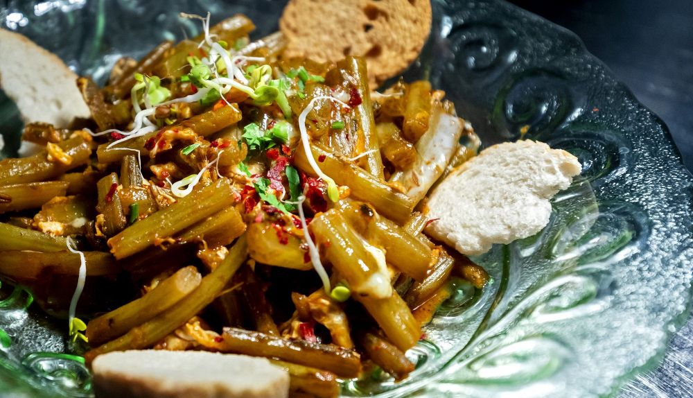 Plato de tagarninas esparragadas con huevo. GERMÁN MESA