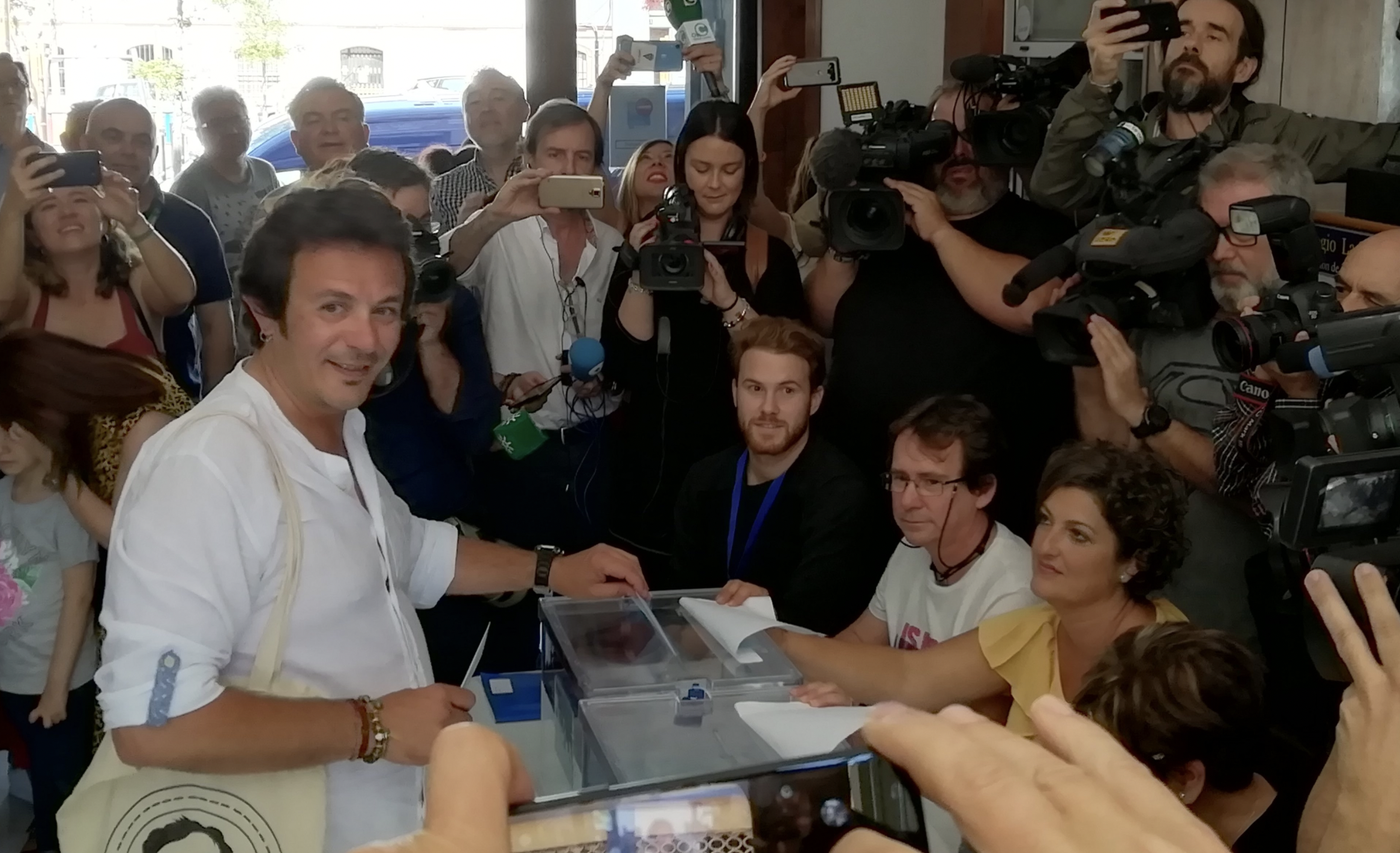 'Kichi', en las municipales de mayo de 2019, votando en su colegio electoral del barrio de La Viña en Cádiz.