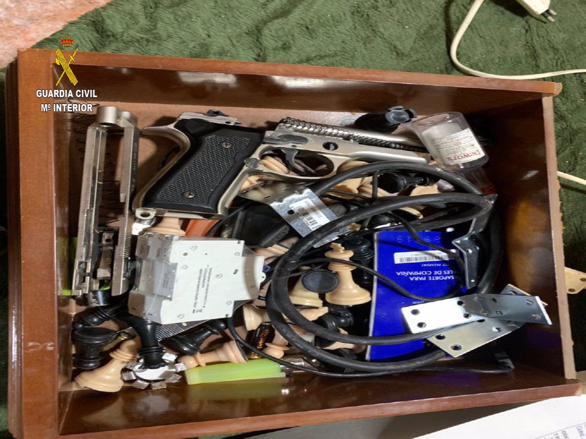 Material intervenido por la Guardia Civil en Sevilla.