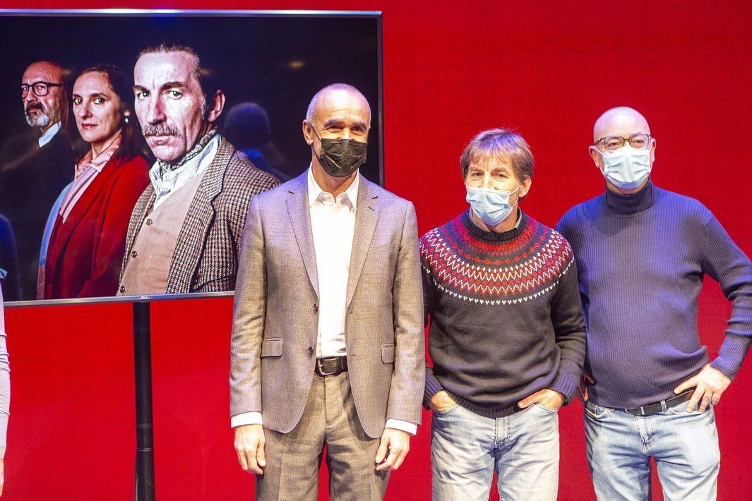 El Lope de Vega de Sevilla acoge el regreso a los escenarios de Antonio de la Torre. En la imagen, el actor junto al director del montaje y el alcalde de Sevilla.