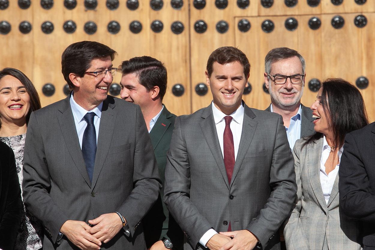 Rivera junto a Juan Marín, líder de Cs en Andalucía, y Marta Bosquet, que acaba de ser elegida presidenta del Parlamento andaluz con los votos de la extrema derecha. 