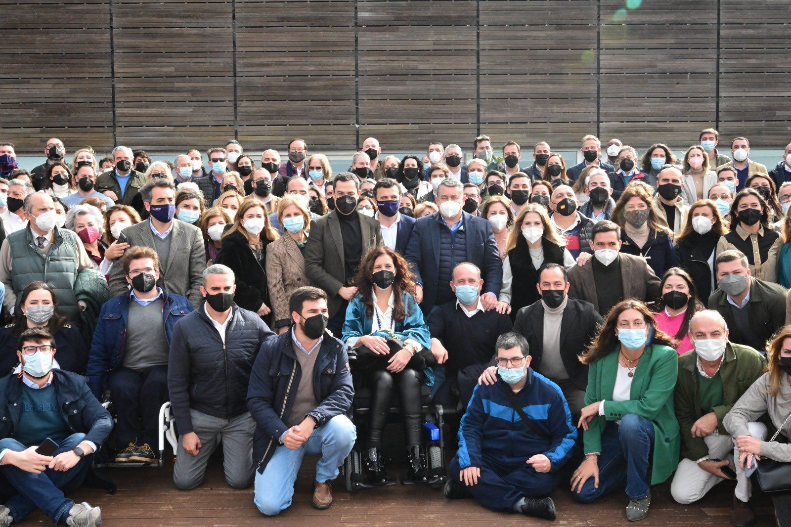 Moreno Bonilla, en el centro de la foto de familia, en el encuentro con los populares gaditanos, este domingo.