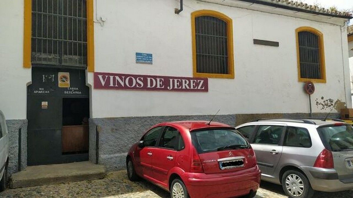 La bodega, ubicada en la calle Angostillo del Stmo. Cristo de la Buena Muerte del barrio de Santiago de Jerez