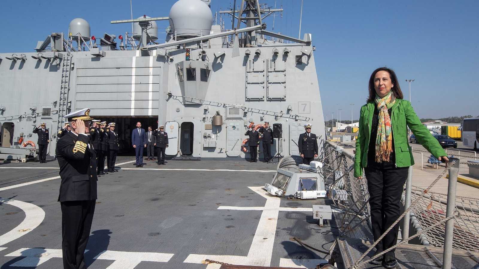 Margarita Robles, ministra de Defensa, en acto oficial en un buque de guerra