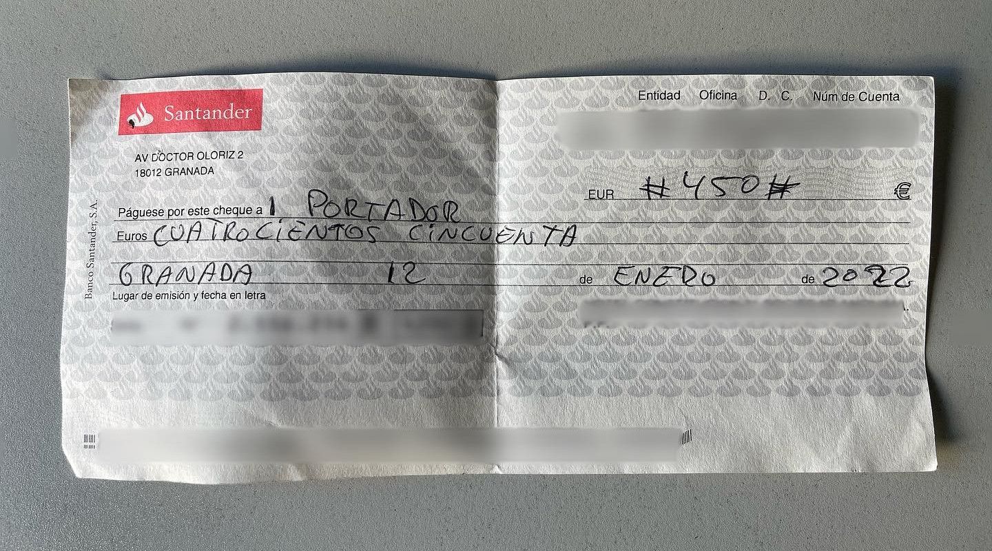 Cheque de 450 euros encontrado en la avenida de la Constitución de Granada.
