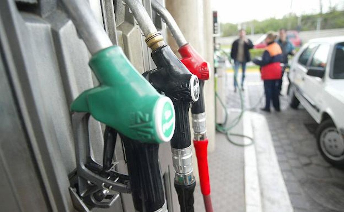 Se forman largas colas en las gasolineras de Ayamonte por el elevado coste del combustible en Portugal
