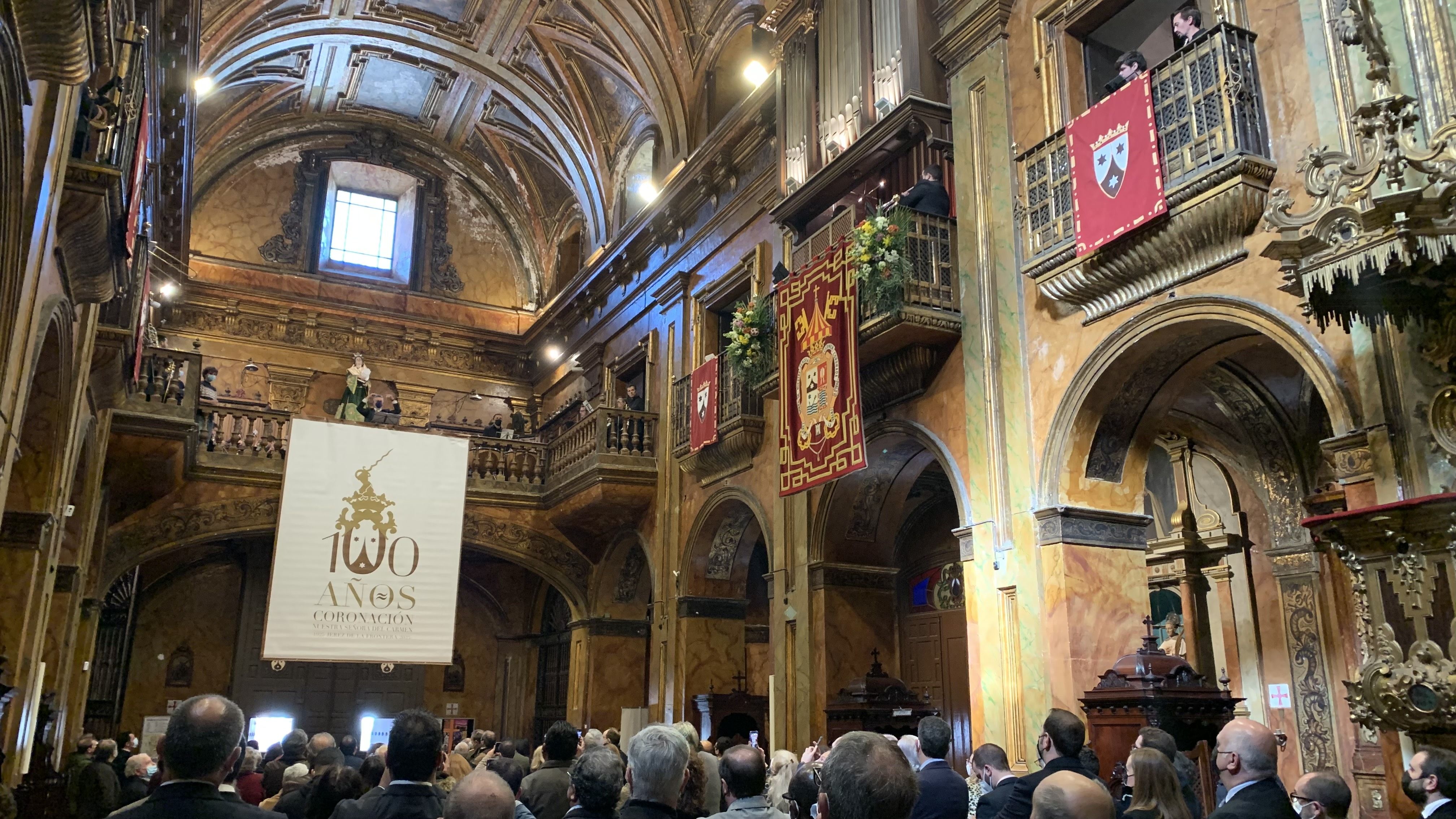 El acto de presentación, en la basílica del Carmen del pasado sábado, con el logo del centenario ocupando la parte posterior del templo.