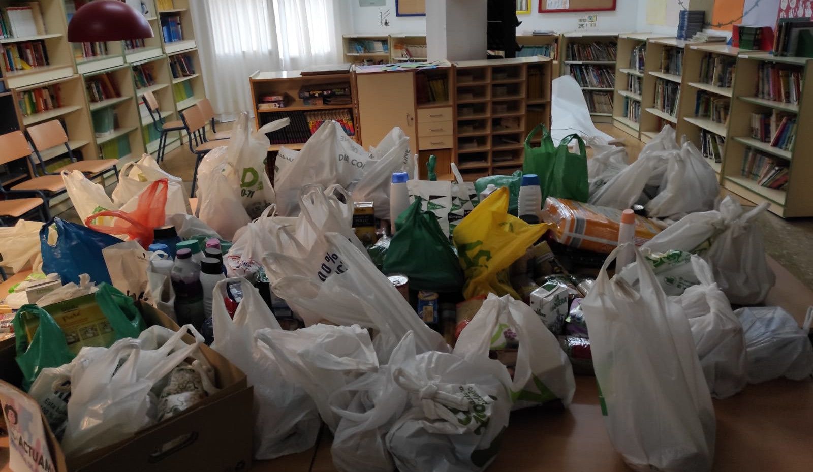 Recogida de alimentos y productos de higiene del colectivo L@s Invisibles para las familias golpeadas por la crisis en El Puerto.