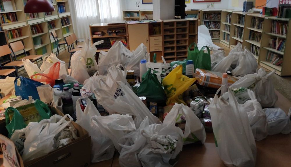 Recogida de alimentos y productos de higiene del colectivo L@s Invisibles para las familias golpeadas por la crisis en El Puerto.