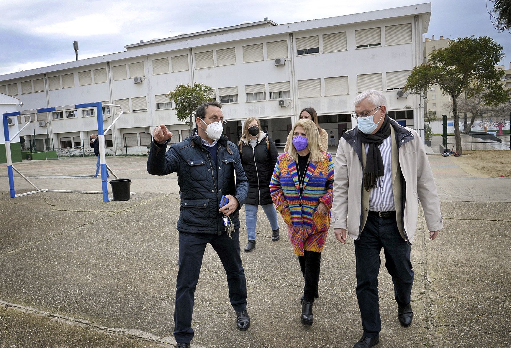 Visita de la alcaldesa Mamen Sánchez al CEIP García Lorca de Jerez, este lunes.
