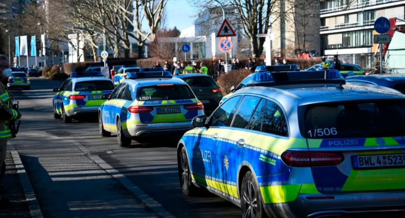 Varios vehículos de la policía alemana, en el lugar de los hechos. 