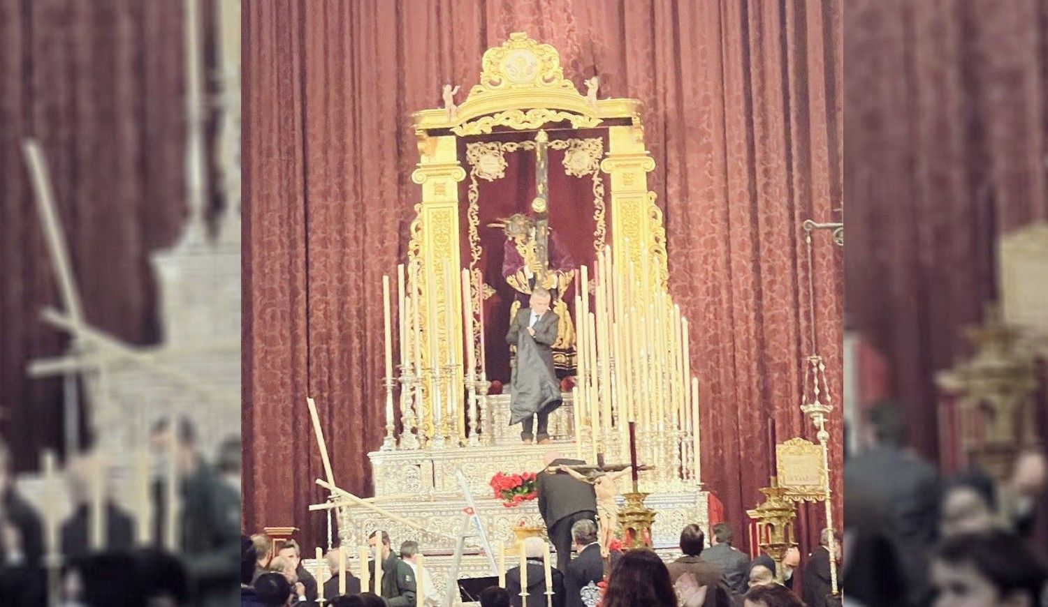 El altar de la Hermandad de San Roque tras el accidente, donde cayeron las velas en efecto dominó