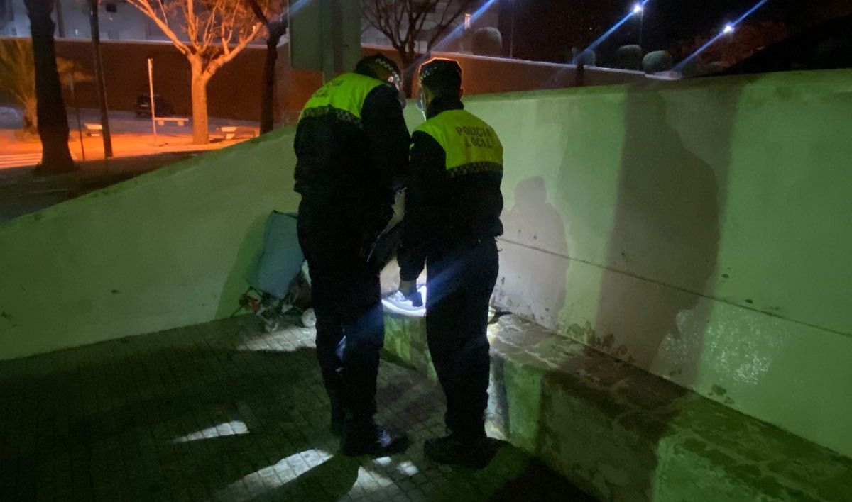 Caminante alemán con los agentes de la Policía Local en Medina Sidonia.