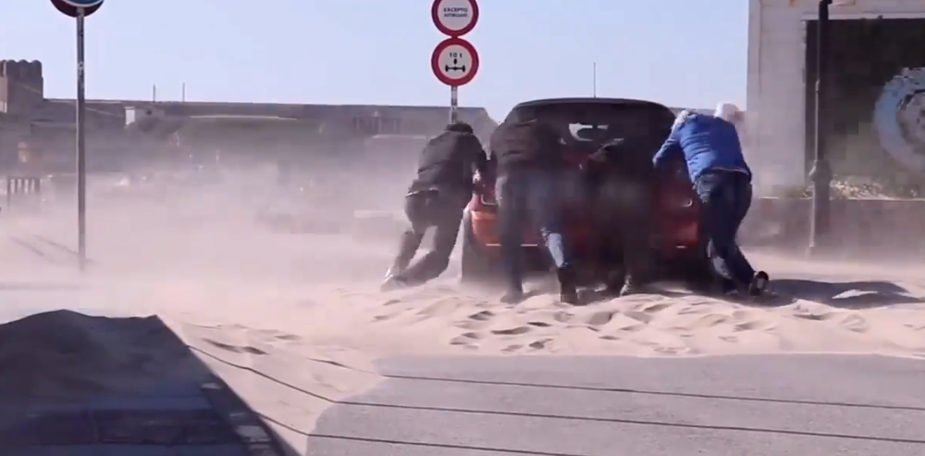 El viento de Levante deja un coche atrapado en Tarifa.