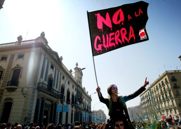 Una militante de CGT sostiene un cartel de 'No a la guerra' en las movilizaciones contra la Guerra de Irak de 2003