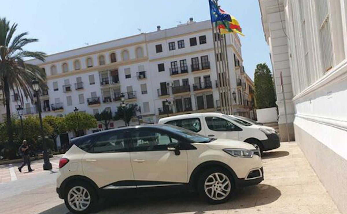 Vehículos municipales en la puerta del Ayuntamiento de El Puerto. Vehículos municipales en la puerta del Ayuntamiento de El Puerto.