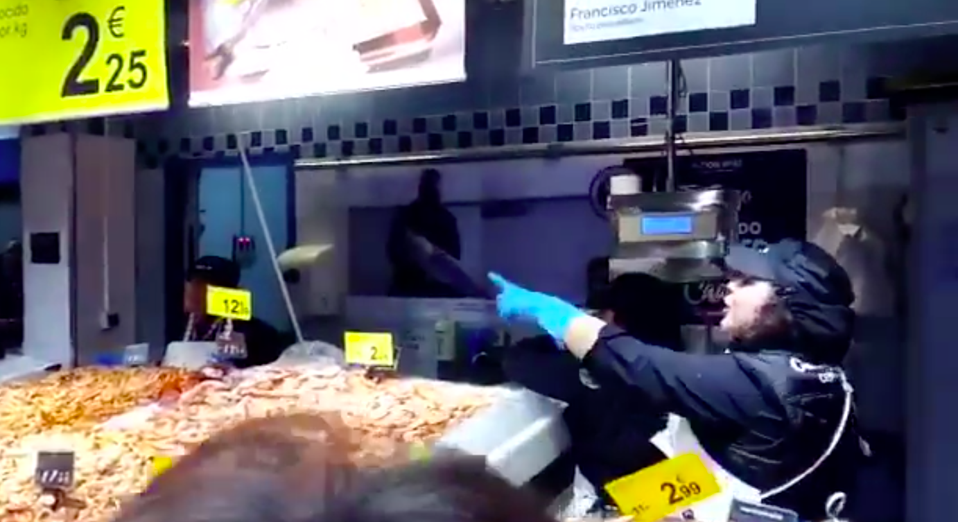 Mila Méndez cantando villancicos mientra despacha marisco. 