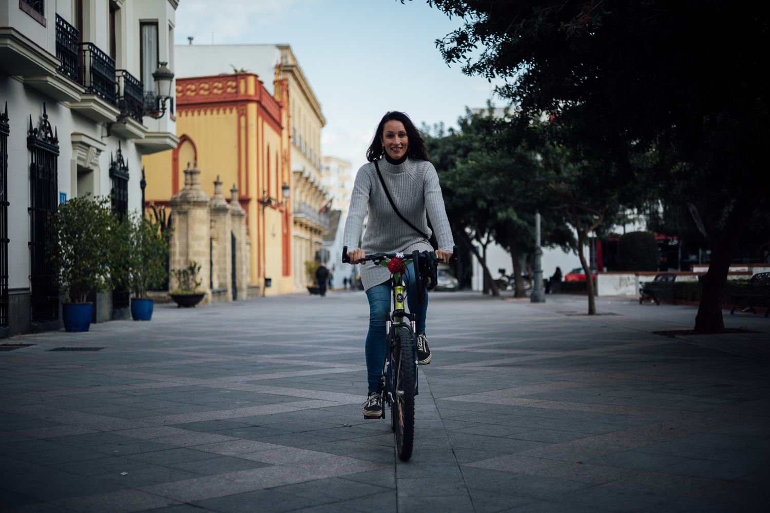 Hanna Martínez con su bicicleta en la plaza de las Angustias de Jerez.