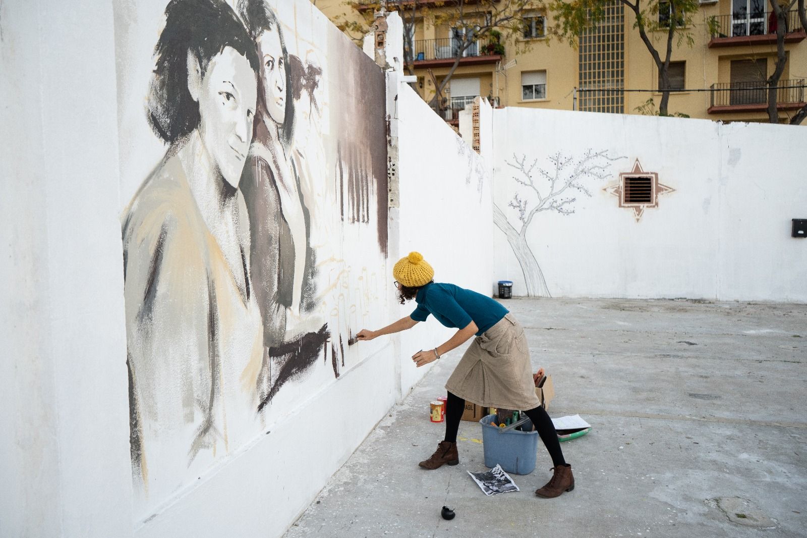 Regina Carabayo pintando su mural. FOTO: JUAN CARLOS TORO. 