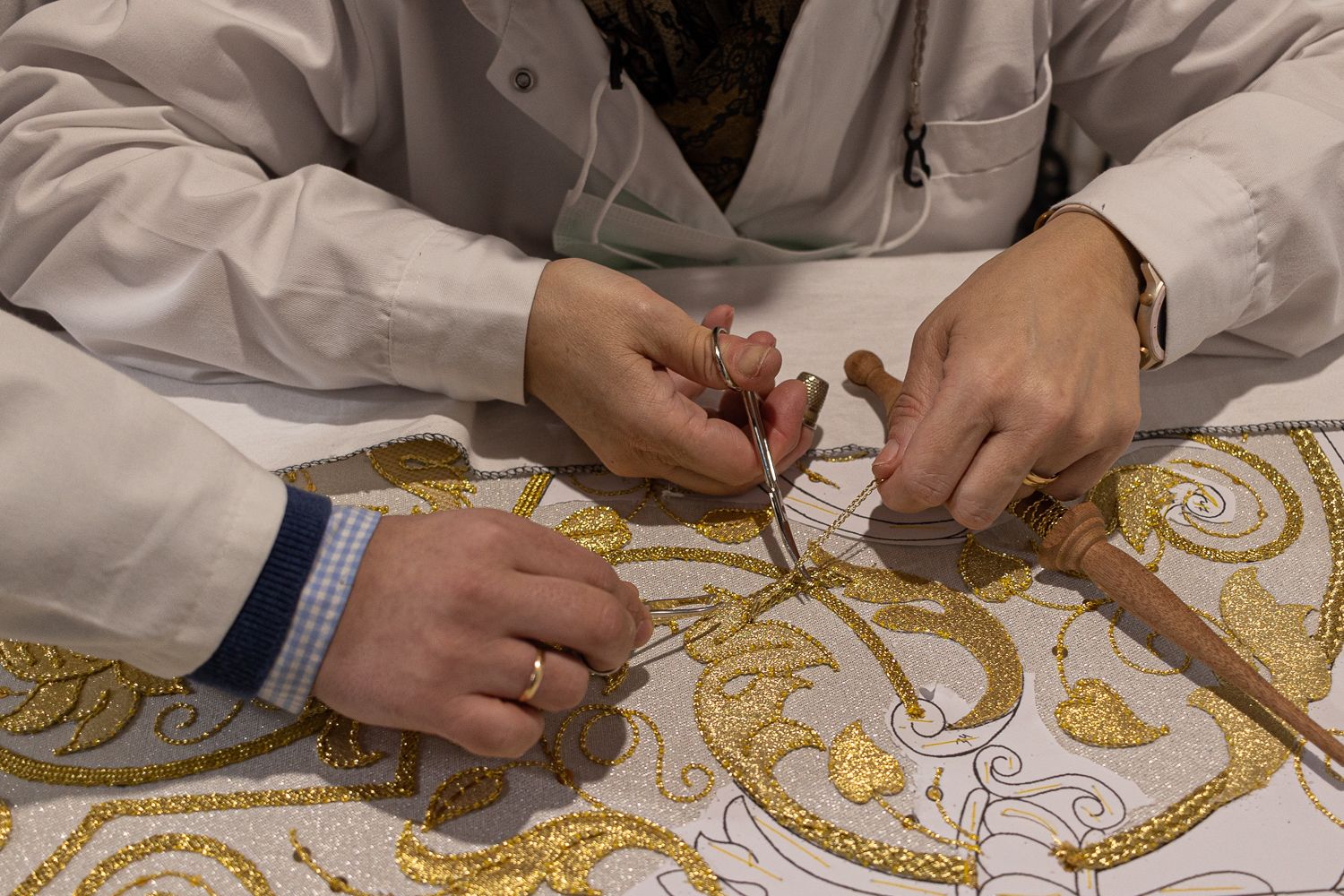 El minucioso trabajo del bordado sobre una túnica para un Nazareno. MANU GARCÍA El minucioso trabajo del bordado sobre una túnica para un Nazareno. MANU GARCÍA